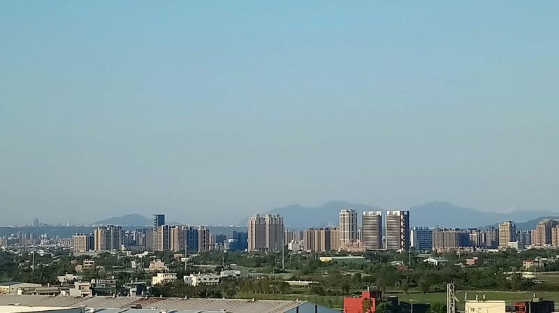 桃園八德擴大重劃區2026:新案站上4字頭,但你買的是2030~2034的期待——捷運、三鶯線、交流道何時兌現?
